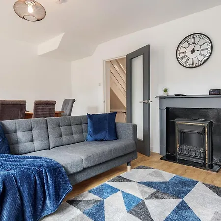 Carlile House - 5 Bedroom, Sleeps 8, Free Parking, 2 Bathrooms By Damask Homes